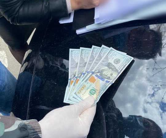 Службовець одеської райадміністрації вимагав хабар за не притягнення до адміністративної відповідальності