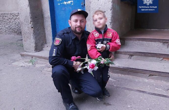 Купив квіти для мами: в Одесі патрульні повернули додому 5-річного хлопчика, який загубився