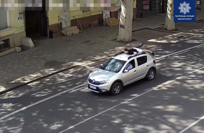 В Одесі поліцейські оштрафували чоловіка, який катав пасажира на даху автомобіля