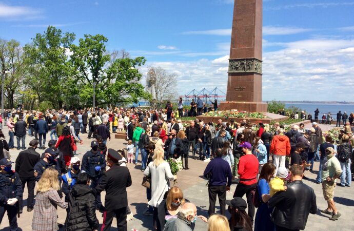 Хаос и никакого карантина: как в одесском парке отметили День Победы (фото)