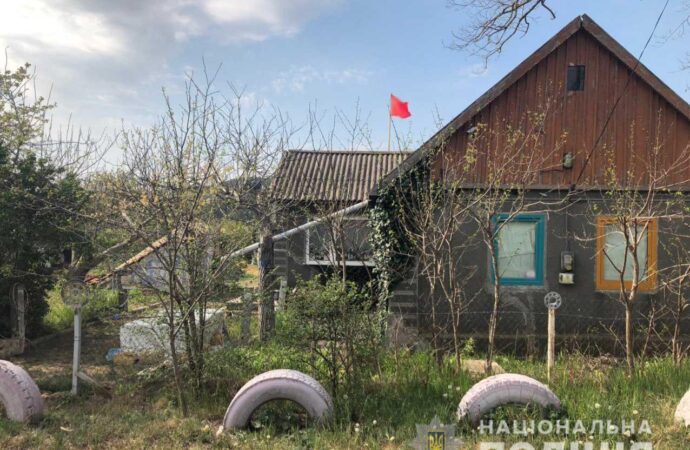 Відзначав Міжнародний день праці: на Одещині чоловік вивісив комуністичний прапор над будинком