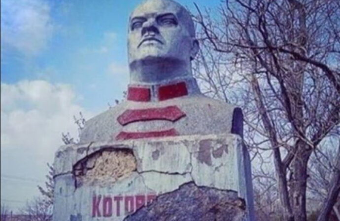 В Одесской области демонтировали бюст в честь советского деятеля