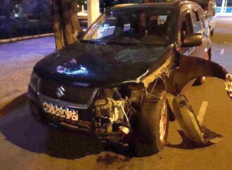 Пьяный водитель уснул: на Среднефонтанской в Одессе столкнулись авто и мотоцикл