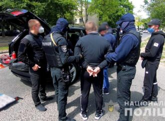 Зв’язали працівницю та забрали понад 200 тис грн: в Одесі група чоловіків пограбувала пункт обміну валют (відео)