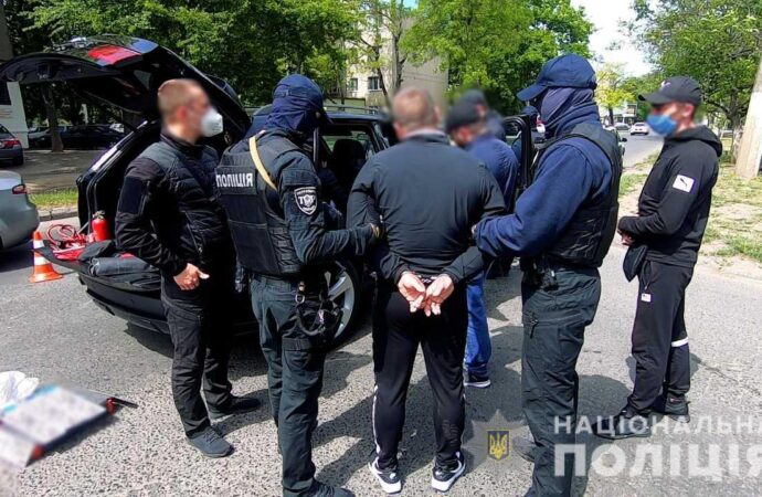 Зв’язали працівницю та забрали понад 200 тис грн: в Одесі група чоловіків пограбувала пункт обміну валют (відео)