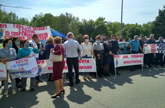 Под стенами Одесской ОГА протестуют против планов по формированию территориальных громад