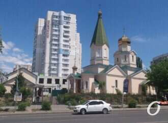 Без масок, но с дистанцией: как во время карантина работают одесские церкви?