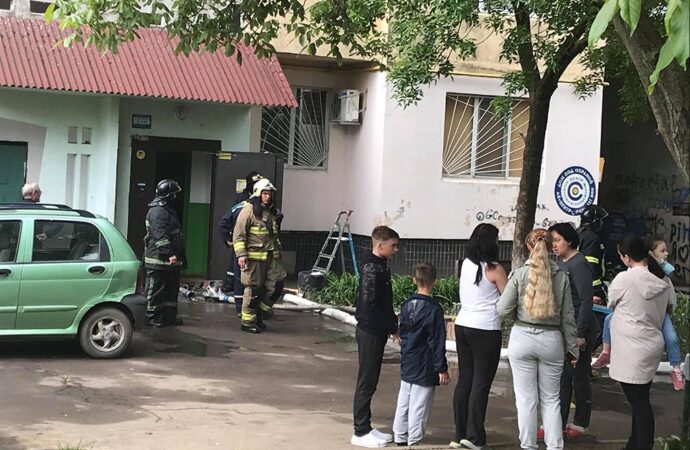 На поселке Котовского сгорела квартира: женщина выпрыгнула из окна и разбилась