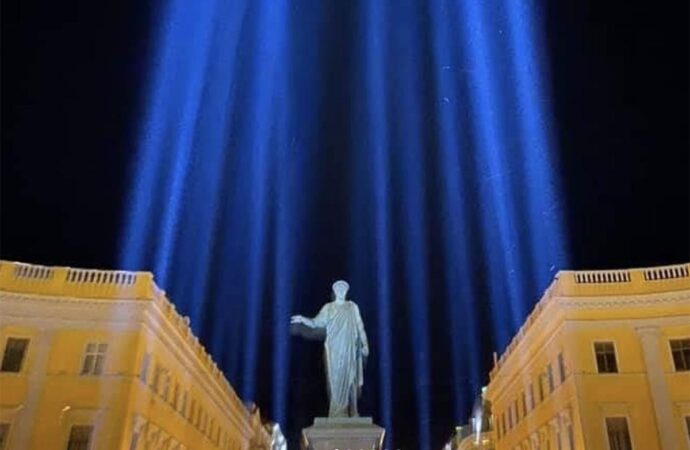 Одесситы осветили небо во время акции СтопКультурныйКарантин (фото)