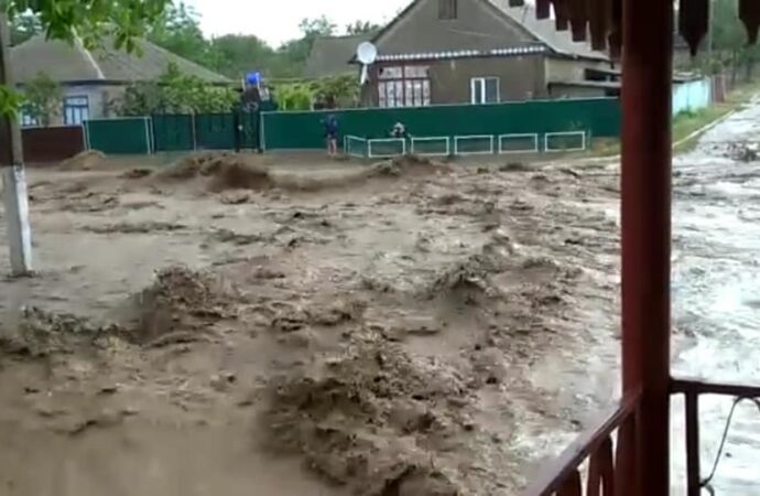 Через дощові вихідні на Одещині позатоплювало села (фото, відео)