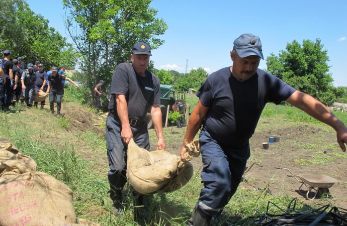 На Одещині рятувальники укріпили земляну дамбу для захисту від повені