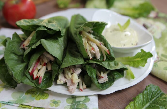 Готовим вместе - Рулетики с индейки с яблоком в листьях салата