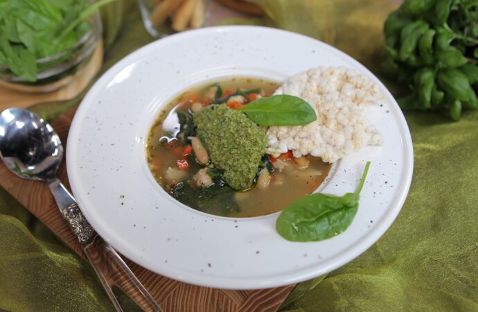 Готовим вместе - Куриный суп с фасолью и соусом песто