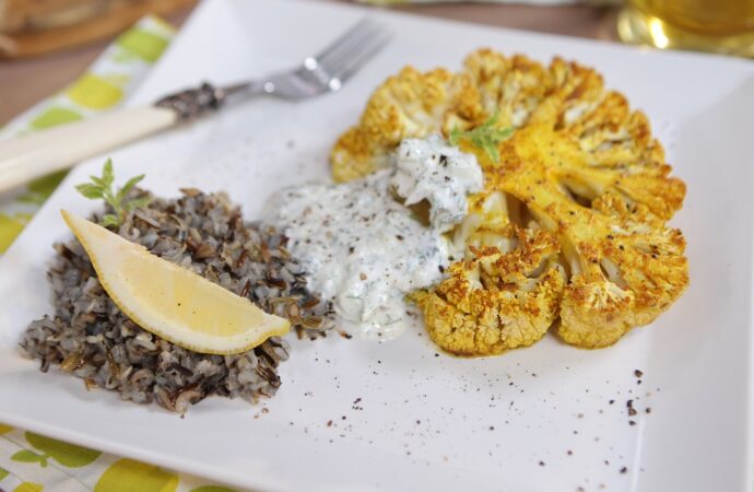 Готовим вместе Стейк из цветной капусты с диким рисом и соусом Дзадзики