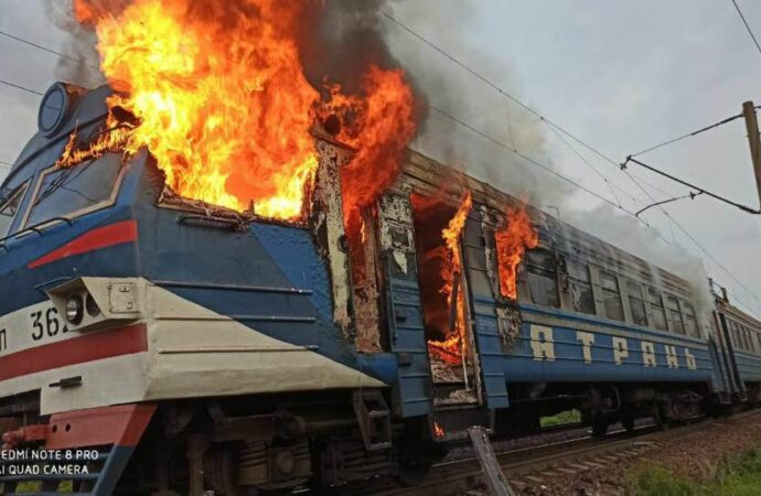 На Одесской железной дороге загорелась электричка (фото, видео)