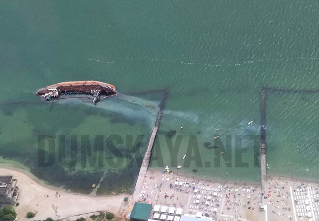 Из затонувшего в Одессе танкера снова вылилось топливо — фото