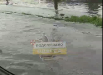 Через вчорашню негоду в Одесі затоплена вулиця Хімічна (відео)