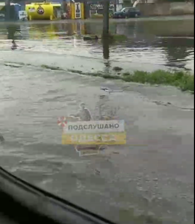 Через вчорашню негоду в Одесі затоплена вулиця Хімічна (відео)