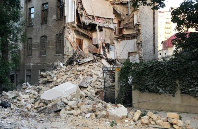 В Одессе рухнул дом на улице Ясной, 10: 25 человек вывели из-под завалов (фото)