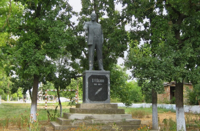 Статуя на память: в Одесской области снесли один из последних памятников Ленину