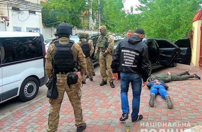 В Одессе задержали банду фейковых наркологов со смирительными рубашками и пистолетами  (видео, фото)