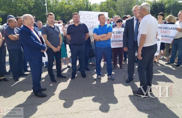 Митинг под ОГА: жители Николаевского района не хотят присоединяться к Раздельнянскому