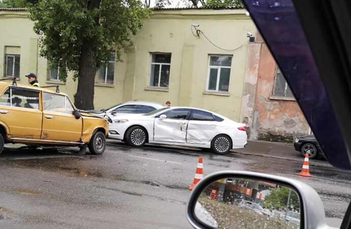 Большая автомобильная пробка в Одессе скопилась в районе Пересыпского моста из-за аварии