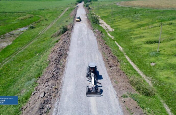На Одещині відновлюють найбільш зруйновані ділянки дороги (фото)