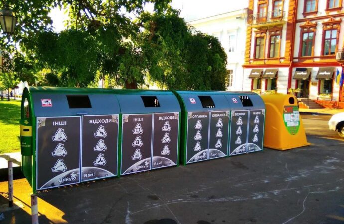 Для органіки та інших відходів: в Одесі встановили бокси для сміттєвих контейнерів (фото)