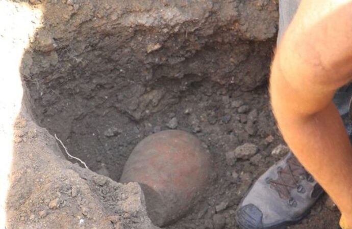 Одесские археологи обнаружили стеклянную бутылку XVIII века – что внутри (фото)
