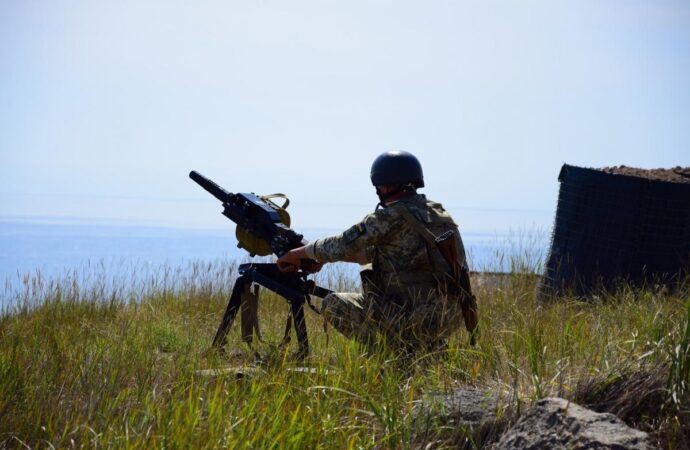 Пограничники и морпехи провели совместные учения на острове в Черном море (видео)