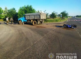 На трассе Одесса — Рени мотоцикл влетел в грузовик (фото)