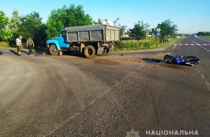 На трассе Одесса — Рени мотоцикл влетел в грузовик (фото)