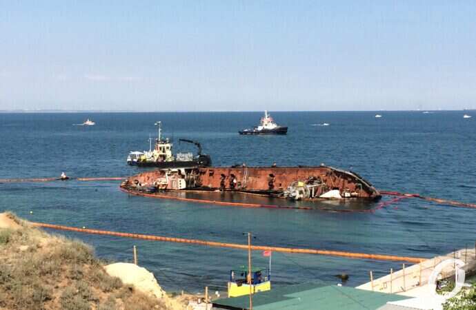 З танкера Delfi стався витік нафтопродуктів: підтоплені бони не функціонують