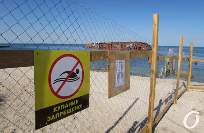 Пляж с затонувшим танкером перекрыли: Delfi готовят к всплытию (фото)