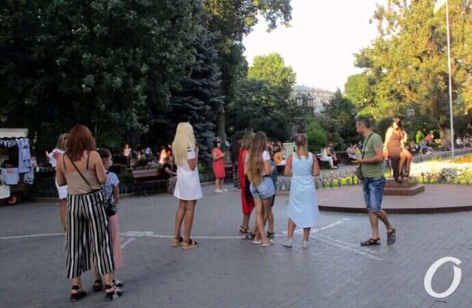 Вроде как на карантине: что происходит на вечерней Дерибасовской в Одессе (фото)