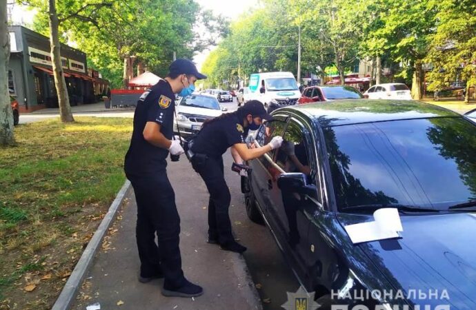 В Одесі двоє іноземців обікрали припаркований на узбіччі автомобіль
