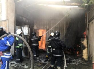 Як одеські рятувальники ліквідували масштабну пожежу у складському приміщенні? (відео)