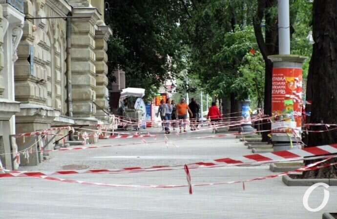 Тротуар рядом с библиотекой ОНУ стал длинной и широкой опасной зоной