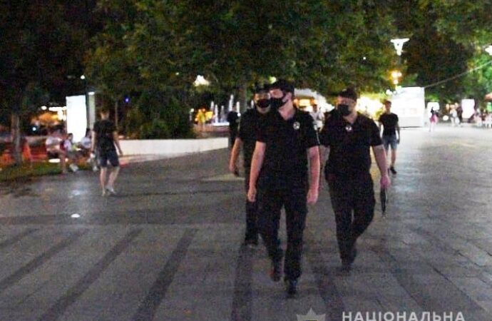 Одесская полиция устроила рейд по увеселительным заведениям (видео)