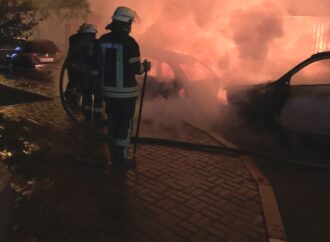 В Одесі вночі згоріли два автомобілі