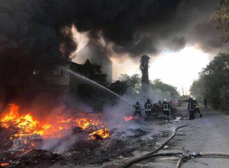 Горів пластик: в Одесі сталася пожежа на території пункту вторсировини