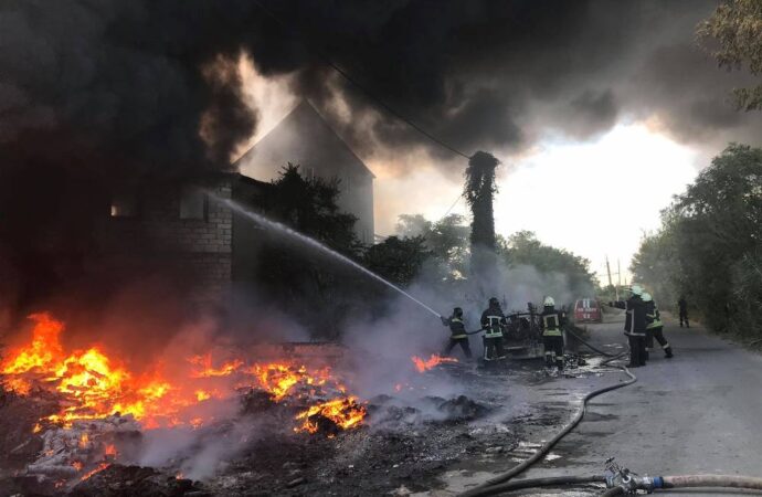Горів пластик: в Одесі сталася пожежа на території пункту вторсировини