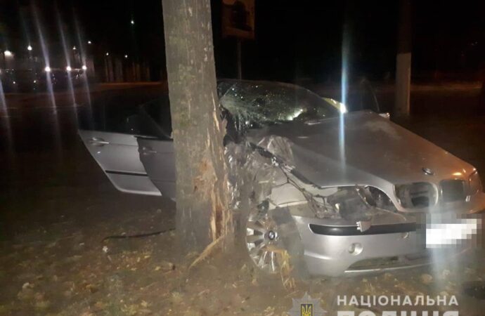 В Одессе BMW влетел в дерево: есть погибший и пострадавшие (фото)