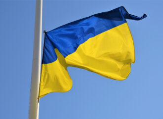 Над Потемкинской лестницей в Одессе развернули огромный флаг Украины (видео)