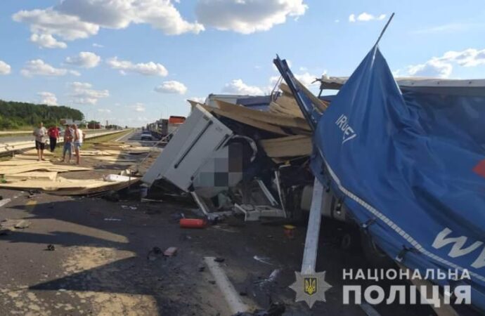 На трасі Одеса — Київ вантажівка в’їхала в автопоїзд: є загиблі (фото)