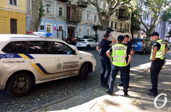 Эвакуируют машины и выписывают штрафы: патрульная полиция следит за нарушениями на Пушкинской (фото)