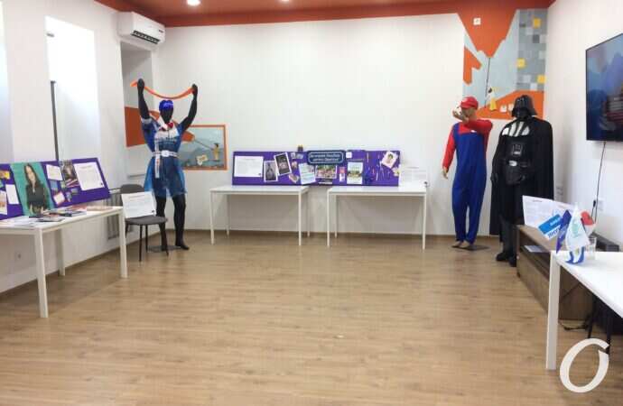 Как политики агитацию проводили: в Одессе открылась выставка «Избирательного трэша» (фото)