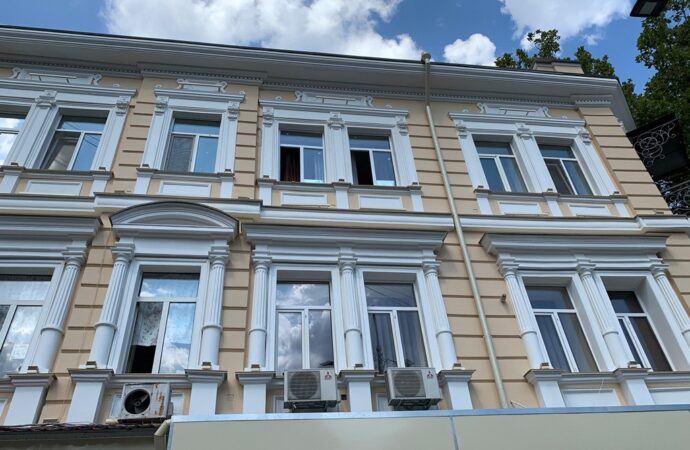 В Одессе начали демонтировать кондиционеры с «неположенных мест»