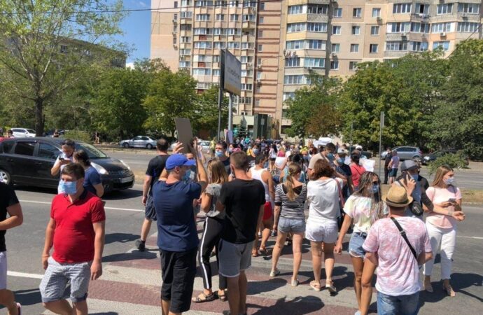 В Одессе протестующие перекрыли дорогу — образовались пробки